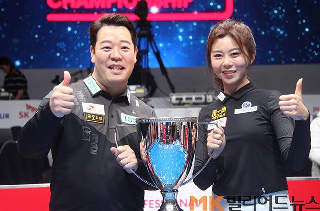 PBA 6번째 투어 "SK렌터카 PBA·LPBA챔피언십"에서 우승한 강동궁과 김가영이 상금랭킹에서 나란히 4위에 올랐다. 강동궁의 PBA 우승 후 트로피와 함께 사진촬영하고 있는 강동궁과 김가영.