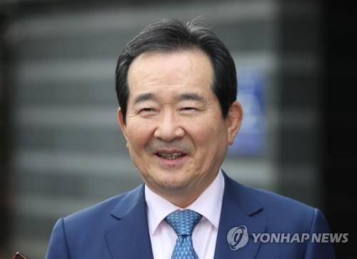 답변하는 정세균 국무총리 후보자      (서울=연합뉴스) 임헌정 기자 = 정세균 국무총리 후보자가 23일 서울 종로구 통의동 금융감독원 연수원에 마련된 인사청문회 준비단 사무실로 출근하며 취재진 질문에 답하고 있다. 2019.12.23      kane@yna.co.kr  (끝)
