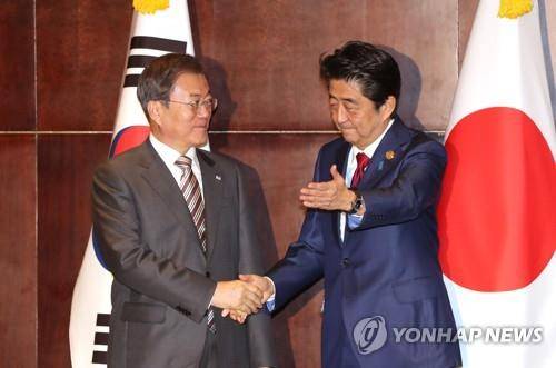 악수하는 한일정상 (청두=연합뉴스) 이진욱 기자 = 문재인 대통령과 아베 일본 총리가 24일(현지시간) 중국 쓰촨성 청두 세기성 샹그릴라호텔에서 정상회담에 앞서 악수하고 있다.  cityboy@yna.co.kr