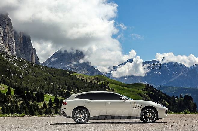 페라리 SUV 예상 그래픽