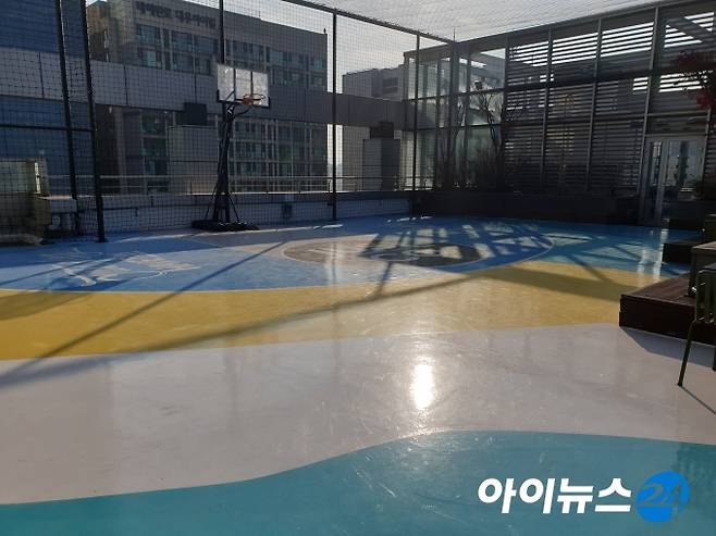 서울 강남 저스트코타워점 옥상에 마련된 휴식 공간. [사진=김서온 기자]