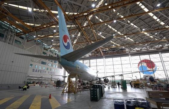 균열이 발생한 보잉737NG 항공기가 격납고에서 동체를 수리하고 있다. [중앙포토]