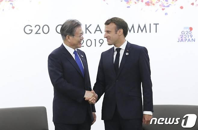 문재인 대통령과 에마뉘엘 마크롱 프랑스 대통령이 28일 오후 G20 정상회담장인 인텍스 오사카 양자회담장에서 한-프랑스 정상회담을 하고 있다. (청와대 제공) 2019.6.29/ 사진 = 뉴스1