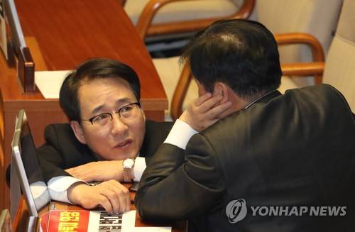 이야기하는 이원욱과 이진복 (서울=연합뉴스) 하사헌 기자 = 더불어민주당 이원욱 원내수석부대표(왼쪽)와 자유한국당 이진복 의원이 24일 오후 국회 본회의장에서 이야기를 나누고 있다. 2019.12.24 toadboy@yna.co.kr
