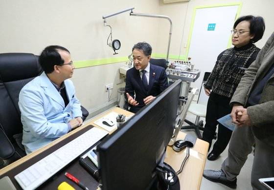박능후 보건복지부 장관이 지난 24일 '일차의료 만성질환관리 시범사업' 시행 1년을 맞아 서울 관악구 동네의원과 환자 가정을 방문헤 시범사업 진행 상황을 점검하고 있다. [사진 보건복지부]