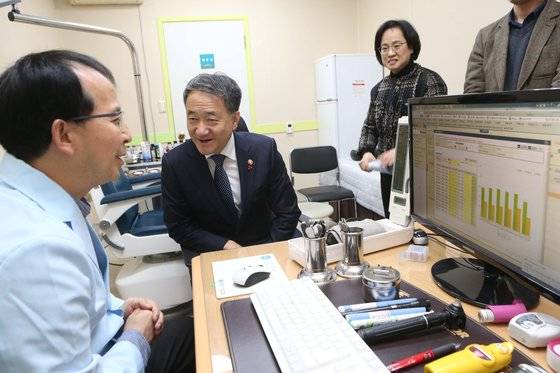박능후 보건복지부 장관이 지난 24일 '일차의료 만성질환관리 시범사업' 시행 1년을 맞아 서울 관악구 동네의원과 환자 가정을 방문헤 시범사업 진행 상황을 점검하고 있다. 오종택 기자
