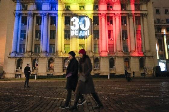 지난 12월 22일 루마니아 수도 부쿠레슈티의 옛 인민궁전 건물이 루마니아 혁명 30주년을 알리는 조명으로 장식됐다. [AP=뉴시스]