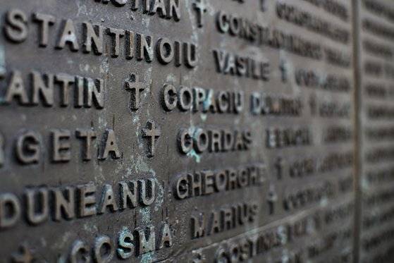 루마니아 혁명 당시 희생된 1100여명의 일름을 새긴 명패. [AP=연합뉴스]