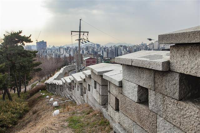 서울을 사대문 안과 밖으로 구분 짓던 한양도성 인왕산 구간의 성벽. 어린 박완서는 성문 밖 현저동에서 살면서 학교는 성안 사직동 매동보통학교(매동초등학교)를 다녔다.