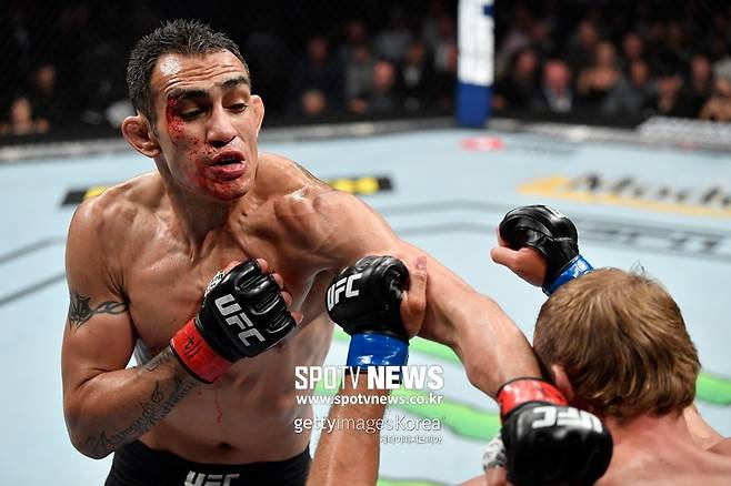 ▲ '엘쿠쿠이' 토니 퍼거슨(왼쪽)은 '카우보이' 도널드 세로니를 꺾고 UFC 12연승을 완성했다.