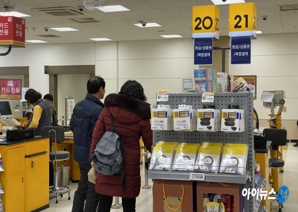 소비자들은 대형마트 자율포장대에서 테이프와 노끈 등을 없애는 것에 부정적인 반응을 보였다. [사진=이현석기자]