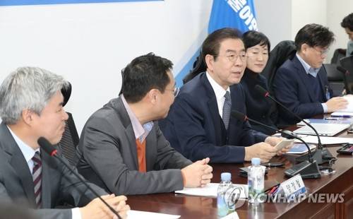 기조연설 하는 박원순 서울시장 (서울=연합뉴스) 안정원 기자 = 박원순 서울시장(왼쪽 세 번째)이 지난 17일 오전 서울 여의도 국회 의원회관에서 열린 불평등 해소를 위한 부동산 정책 개선방안 토론회에서 기조연설하고 있다. 2019.12.27 jeong@yna.co.kr