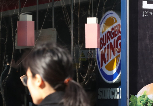 버거킹과 농심 등 주요 식품·외식업체들이 가격 인상을 단행했다. 사진은 서울의 한 버거킹 매장. <연합뉴스>