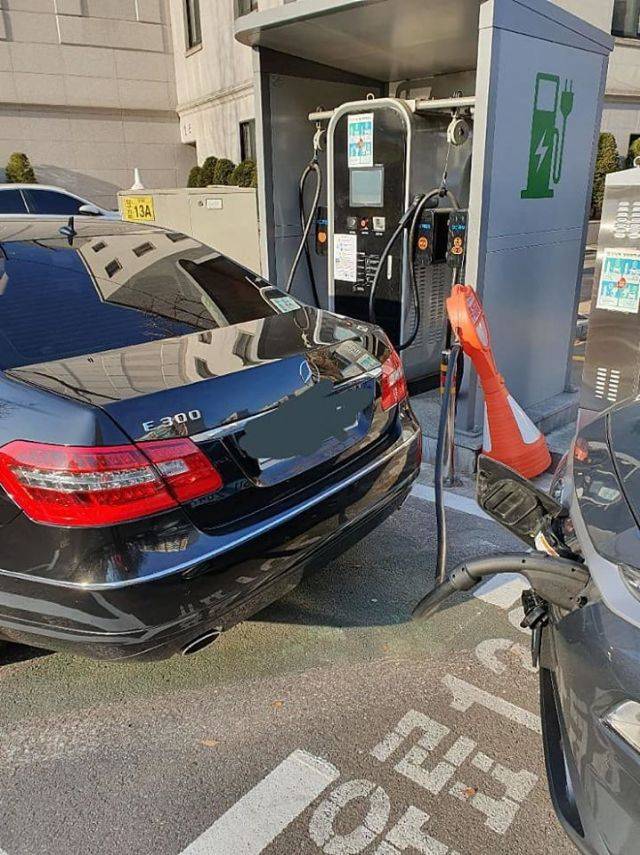 전기차 오너 C씨가 올린 압구정로29길 공영노상주차장 충전기 앞 사진, 전기차 충전구역을 뜻하는 문구가 사라지고 '유료 132' 글자가 새겨지면서, 해당 지역이 일반차 주차 가능한 공간으로 사실상 탈바꿈된 상황이다. (사진=네이버 '전기차 사용자 모음' 카페 제공)