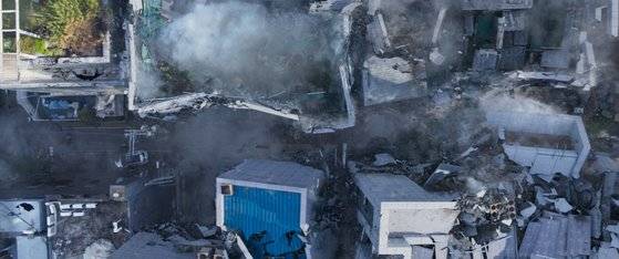 영화 '백두산'에서 백두산 화산 폭발 여파로 강남역 주변이 붕괴되는 장면이다. [사진 CJ엔터테인먼트·덱스터스튜디오]