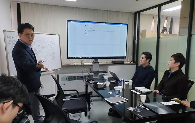 이장석 대표(왼쪽)가 버넥트 회의실에서 워크숍을 진행하고 있다, 출처: 인터비즈