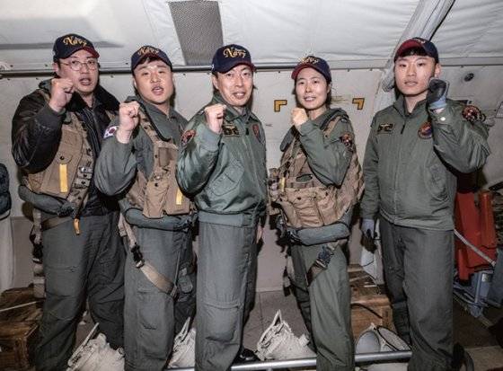 임무를 마친 승무원들이 결의를 다지고 있다.