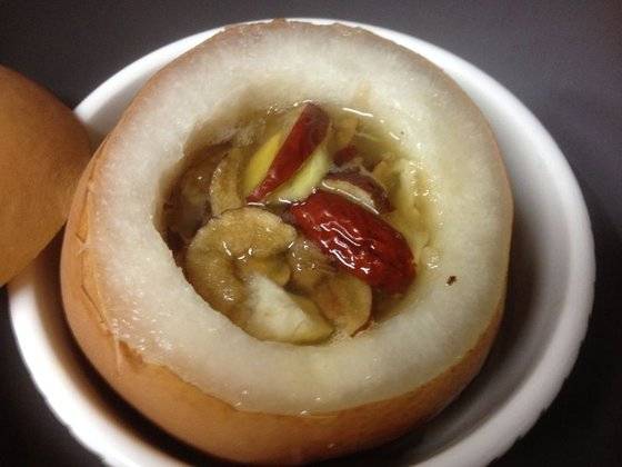 향설고(香雪膏). 배중탕이라고도 하며 배의 윗부분을 따서 속을 파낸 뒤 약초 등을 넣고 달인 음식이다. [사진 리브레위키]