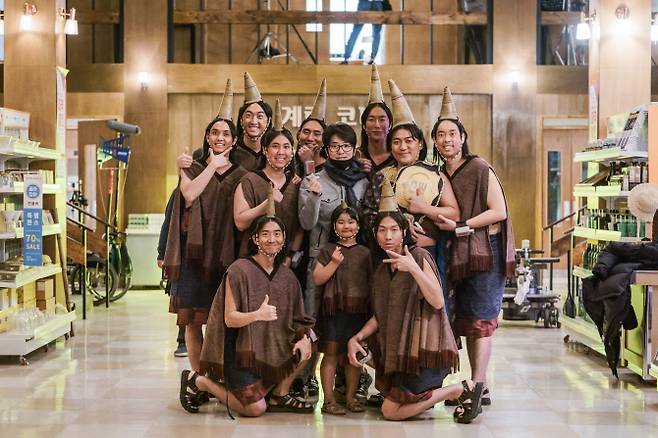 ‘쌉니다 천리마마트’ 백승룡 PD와 빠야족(사진=tvN)