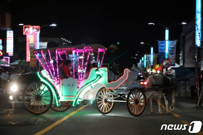 지난해 8월1일 강원 속초해수욕장 입구 2차선 도로에서 손님을 태운 마차가 불법 유턴을 하고있는 모습.2019.8.1/뉴스1 © News1 홍성우 기자