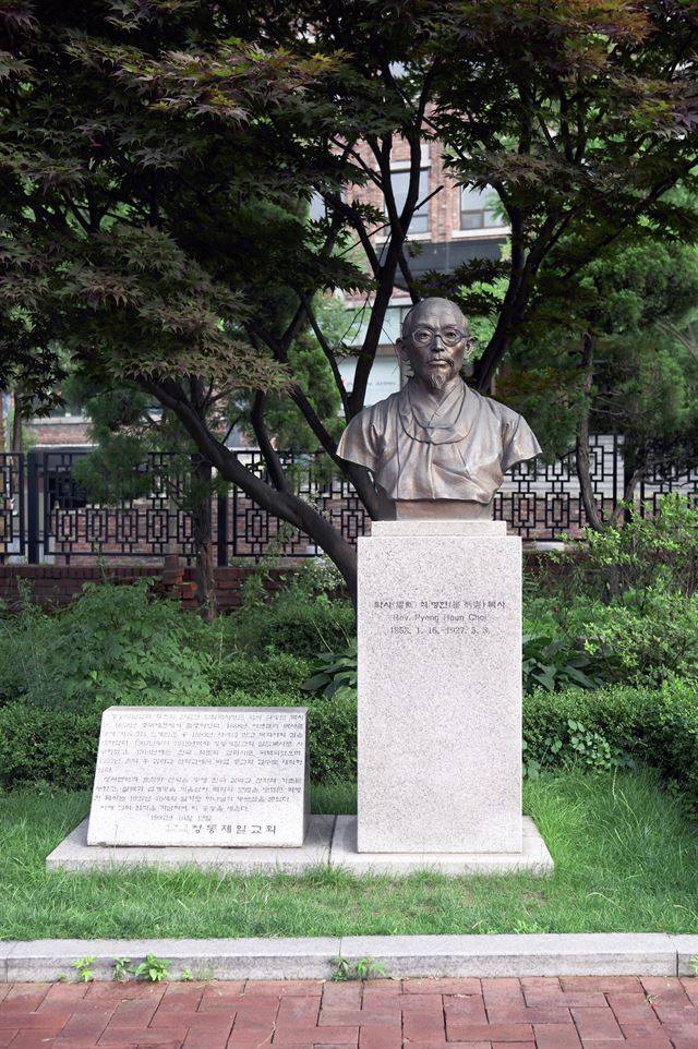 서울 정동의 정동제일교회 안뜰에 설치된 탁사 최병헌의 흉상과 기념비. 정동제일교회 제공