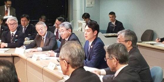 죄다 남성에 대부분 백발인 가운데 유일한 30대인 스즈키 나오미치 홋카이도 지사(가운데 감색 양복)가 회의를 주재하는 모습. [스즈키 나오미치 페이스북]