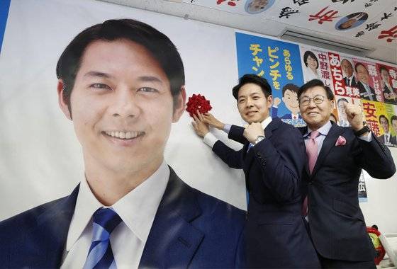 스즈키 나오미치 홋카이도 지사가 지난 4월 치러진 선거에서 당선이 확실시 된 시점에 일본 기자들 앞에서 자축 포즈를 취했다. [연합뉴스]