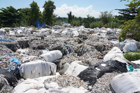 필리핀 민다나오섬에 한국에서 불법 수출된 플라스틱 쓰레기가 방치돼 있다. 천권필 기자