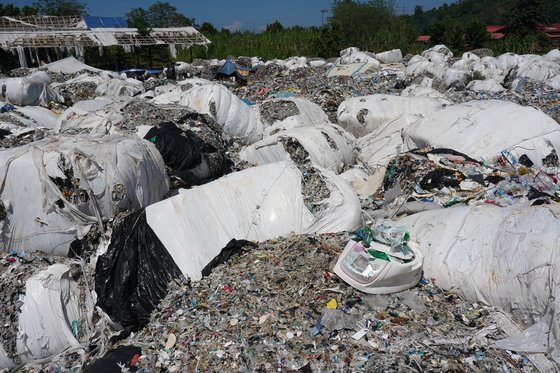 필리핀 민다나오섬에 방치된 한국 쓰레기 중에서 흰색 비닐로 압축 포장된 쓰레기는 제주도에서 온 것으로 추정된다. 천권필 기자