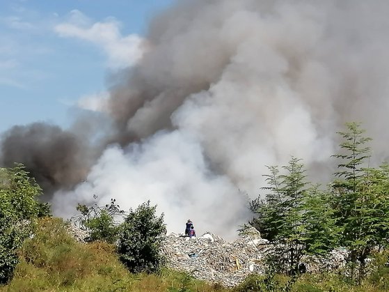 지난 8월 필리핀 민다나오섬의 한국 쓰레기산에서 화재가 발생했다. [사진 Juliette Uy 의원 페이스북]