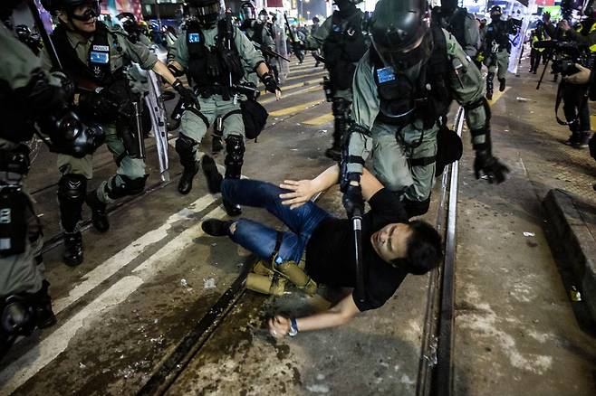 검거당하는 홍콩 시위대 /사진=AFP