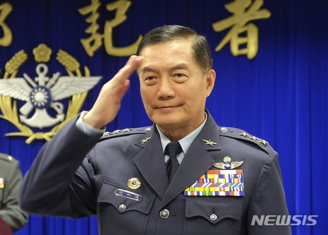 [타이베이=AP/뉴시스] 2일 대만 공군 소속 UH-60M 블랙호크 헬기가 신베이시 우라이산에 비상착륙하면서 선이밍(沈一鳴) 참모총장 등 8명이 숨졌다. 해당 헬기에는 13명이 타고 있었다. 지난해 3월7일 선 참모총장이 기자회견에서 거수경례를 하고 있는 모습. 2020.01.02