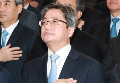 김명수 대법원장이 2일 오전 서울 서초구 대법원 대강당에서 열린 시무식에 참석해 국민의례를 하고 있다. 뉴시스