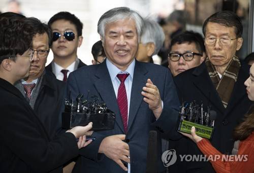 질문 답하는 전광훈 (서울=연합뉴스) 윤동진 기자 = 지난해 10월 보수 단체의 광화문 집회에서 폭력 행위를 주도한 혐의를 받는 전광훈 한국기독교총연합회 대표회장 목사 겸 문재인하야범국민투쟁본부(범투본) 총괄대표가 2일 오전 서초구 서울중앙지법에서 열리는 구속 전 피의자 심문(영장실질심사)에 출석하며 취재진 질문에 답하고 있다. 2020.1.2 mon@yna.co.kr