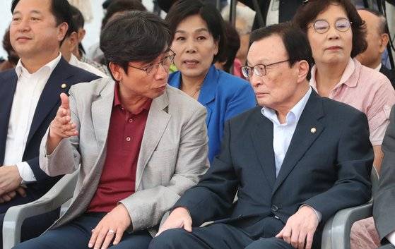 지난해 9월 4일 서울 종로구 원서동 노무현시민센터 건립부지에서 열린 기공식에서 이해찬 더불어민당 대표와 유시민 노무현재단 이사장이 이야기를 나누고 있다. [연합뉴스]