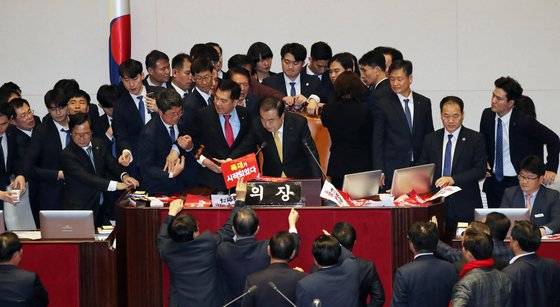 공직선거법 개정안이 통과된 지난해 12월 27일 국회 본회의에서 문희상 국회의장(가운데)이 의사봉을 두드리는 동안 자유한국당 심재철 원내대표가 항의하다 제지당하고 있다. 김경록 기자