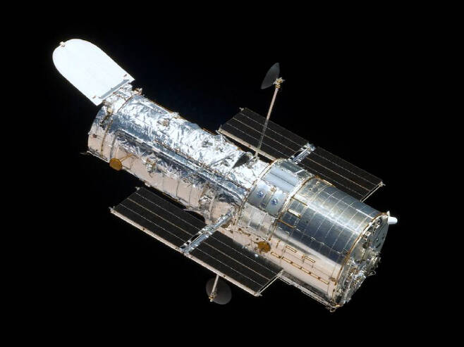 미국항공우주국(NASA)의 허블 우주망원경. 1990년 4월 발사된 허블 망원경의 당초 설계 수명은 15년이었지만 2020년대 중반까지 운용될 것으로 전망되고 있다. 사진은 2009년 지구 저궤도에서 촬영된 모습. [사진 제공 = NASA]