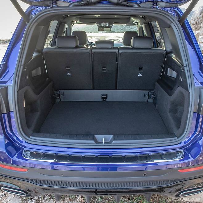 5인승 트렁크 바닥을 밑으로 내린 모습