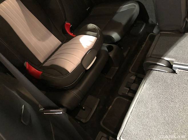 발 공간이 넉넉하지는 않다