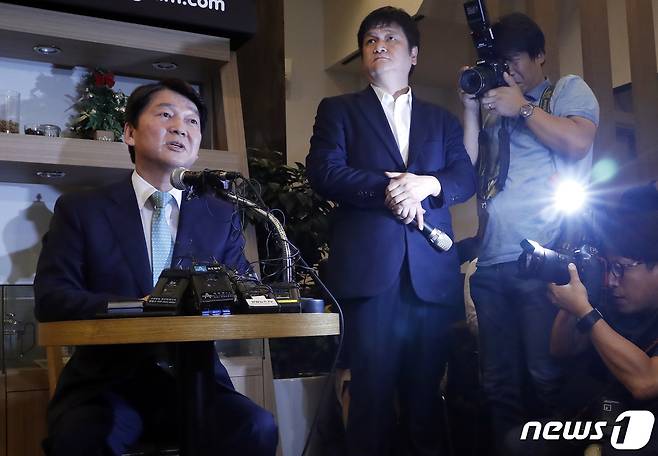 안철수 전 바른미래당 대표가 2일 1년여간의 해외 체류 생활을 마무리하고 정계복귀를 선언했다. 사진은 안 전 대표가 2018년 12월 12일 서울 여의도의 한 카페에서 정계은퇴 기자간담회를 하고 있는 모습.(뉴스1 DB)2020.1.2/뉴스1
