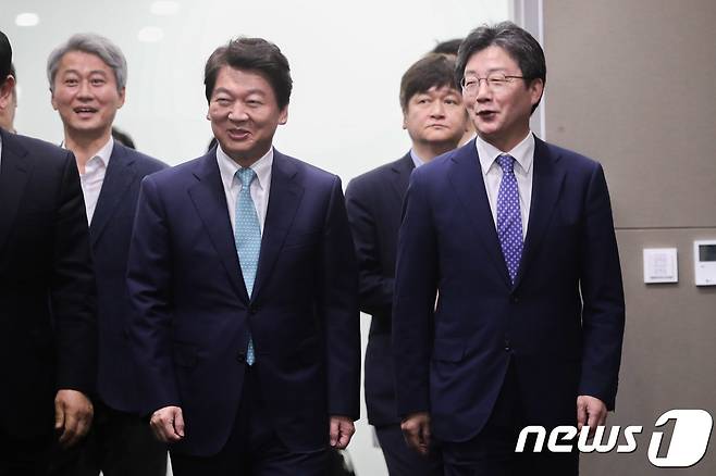 안철수 바른미래당 전 대표와 유승민 새로운보수당 인재영입위원장 2018.5.28/뉴스1 © News1 성동훈 기자