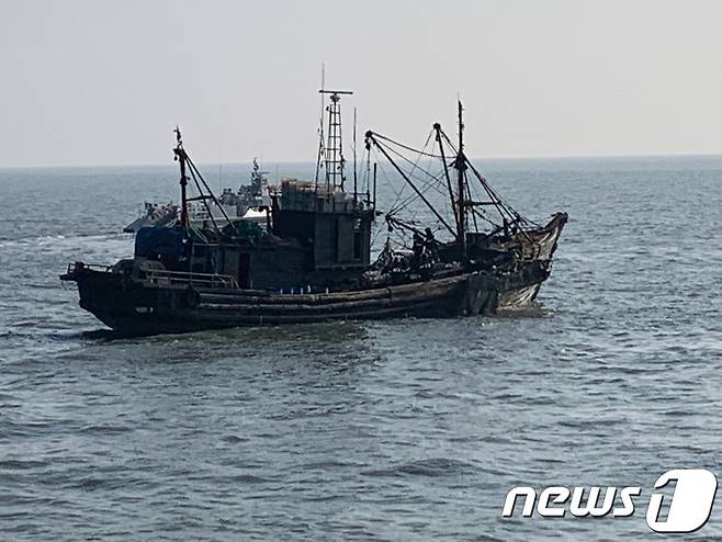 NLL침범해 불법조업한 중국어선(서해5도특별경비단 제공)2019.1.4/뉴스1 © News1 박아론 기자