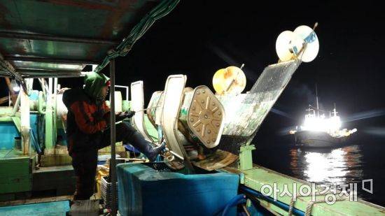 인도네시아에서 온 선원 밸랍 씨는 항해학을 공부하고 원양어선에서 경력을 쌓은 뒤 한국에 왔다고 자신을 소개했다. 울릉도 오징어잡이 배에 오르는 외국인 선원들 중 다수가 그와 같은 인도네시아 선원이었다. 사진 = 이경도 PD