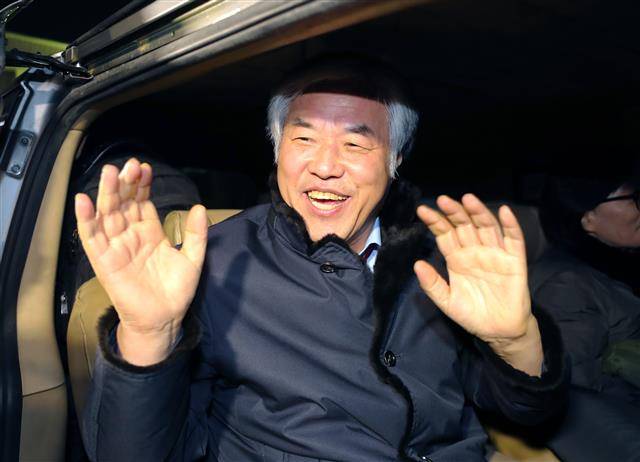 구속 면한 전광훈 목사 - 청와대 앞에서 불법집회를 주도한 혐의를 받는 ‘문재인 하야 범국민투쟁본부’(범투본) 총괄대표 전광훈 목사가 2일 오후 구속영장이 기각된 뒤 서울 종로경찰서를 나서고 있다. 법원은 “집회의 방법 및 태양, 범죄혐의 관련 집회 현장에서의 피의자의 구체적 지시 및 관여 정도, 수사경과 및 증거수집 정도를 고려할 때 현 단계에서 구속의 사유나 구속의 필요성, 상당성을 인정하기 어렵다”고 기각사유를 설명했다. 2020.1.2 뉴스1