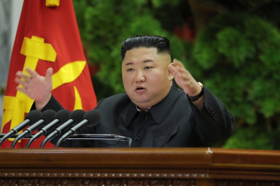 김정은 북한 국무위원장이 지난달 말 나흘동안 진행된 전원회의에서 연설하고 있다. [사진 뉴스1]
