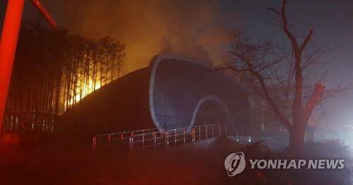 화마에 휩싸인 전주동물원 아쿠아리움 [전북도 소방본부 제공]