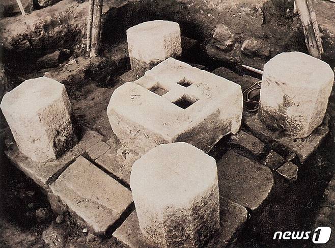 1965년 익산 왕궁리 5층석탑 1층 심주석의 사리구멍 발견 당시 상황.(국립익산박물관 제공) /© News1