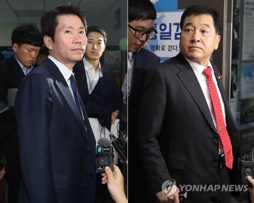 회동 마친 이인영과 심재철 (서울=연합뉴스) 김인철 기자 = 더불어민주당 이인영 원내대표(왼쪽)와 자유한국당 심재철 원내대표가 6일 국회 의원회관에서 회동을 마친 후 이 원내대표 의원실을 나서고 있다. 2020.1.6 yatoya@yna.co.kr