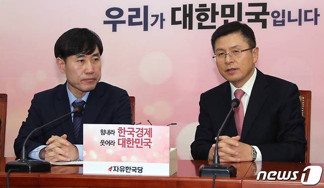 황교안 자유한국당 대표가 7일 서울 여의도 국회에서 취임 인사 차 찾아 온 하태경 새로운보수당 책임대표에게 덕담을 건네고 있다. 2020.1.7/뉴스1 © News1 이종덕 기자