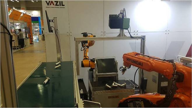 바질컴퍼니의 부품 빈피킹 로봇시스템 적용 공정 시연 장면.